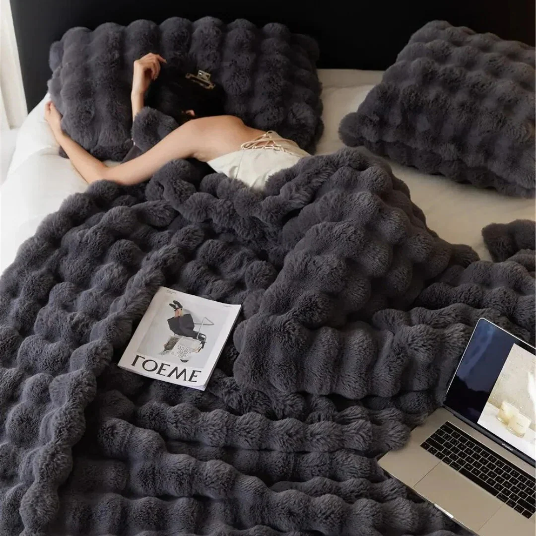 All-Season Blanket with Elegant Design - Image 2